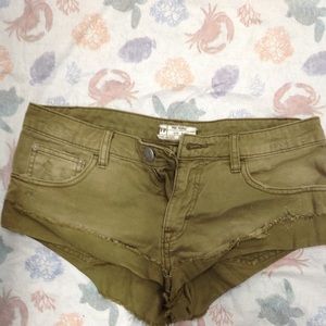 WE THE FREE PEOPLE OLIVE GREEN SHORT SHORTS